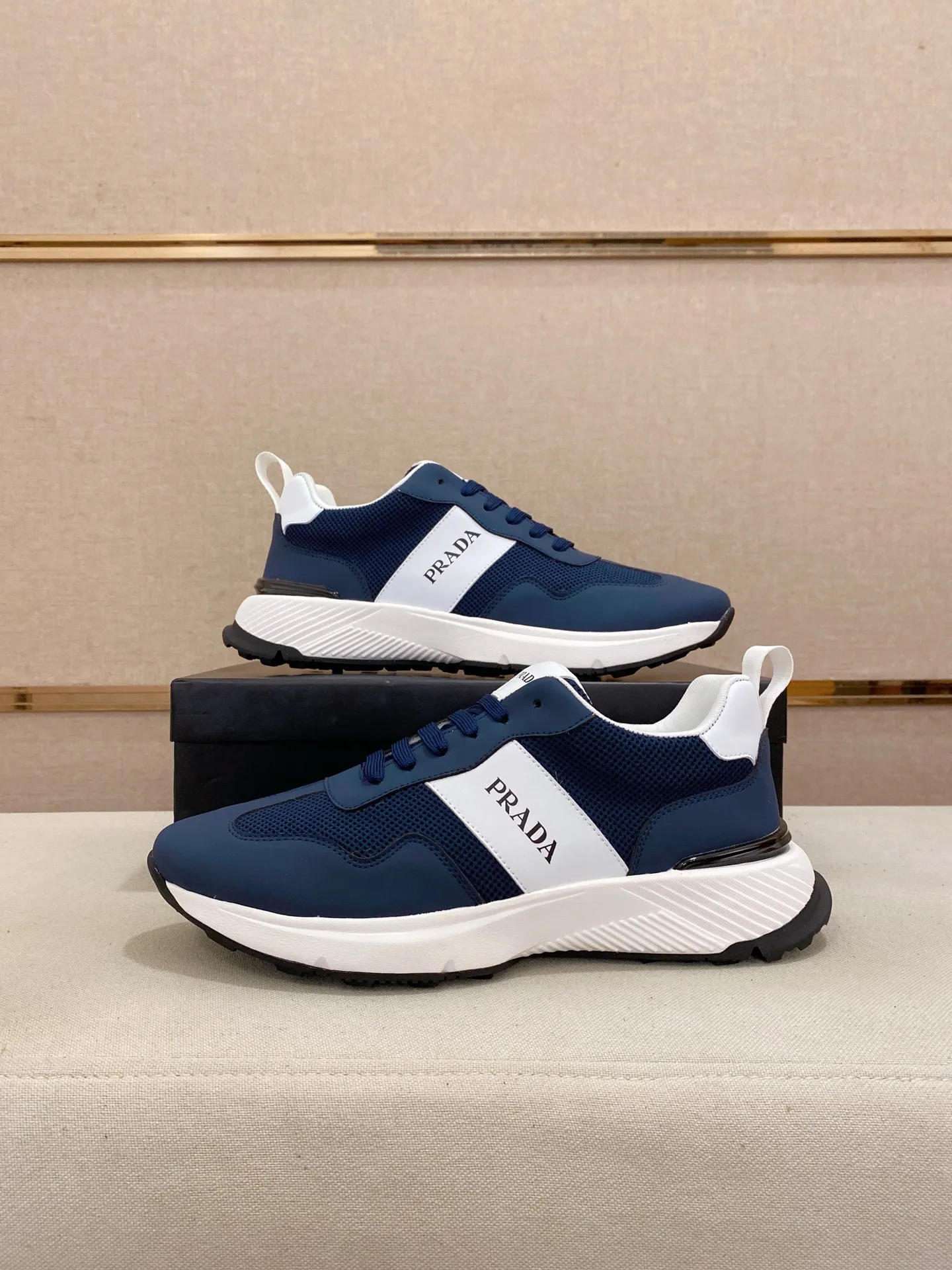 Men's shoes 💰 442💰 ✔️✔️✔️The new PRADA (Prada) counters are launched simultaneously. The new men's shoes and 😘fabrics are made of selected cowhide and waterproof and breathable fabrics. Lining: Breathable mesh lining. 👍🏿 High-end ☄️ air-cushion molded anti-slip rubber outsole, exquisite lines, simple and elegant, comfortable and high-end for leisure travel. Code number: 38 to 44 (45 can be customized and cannot be returned or exchanged)